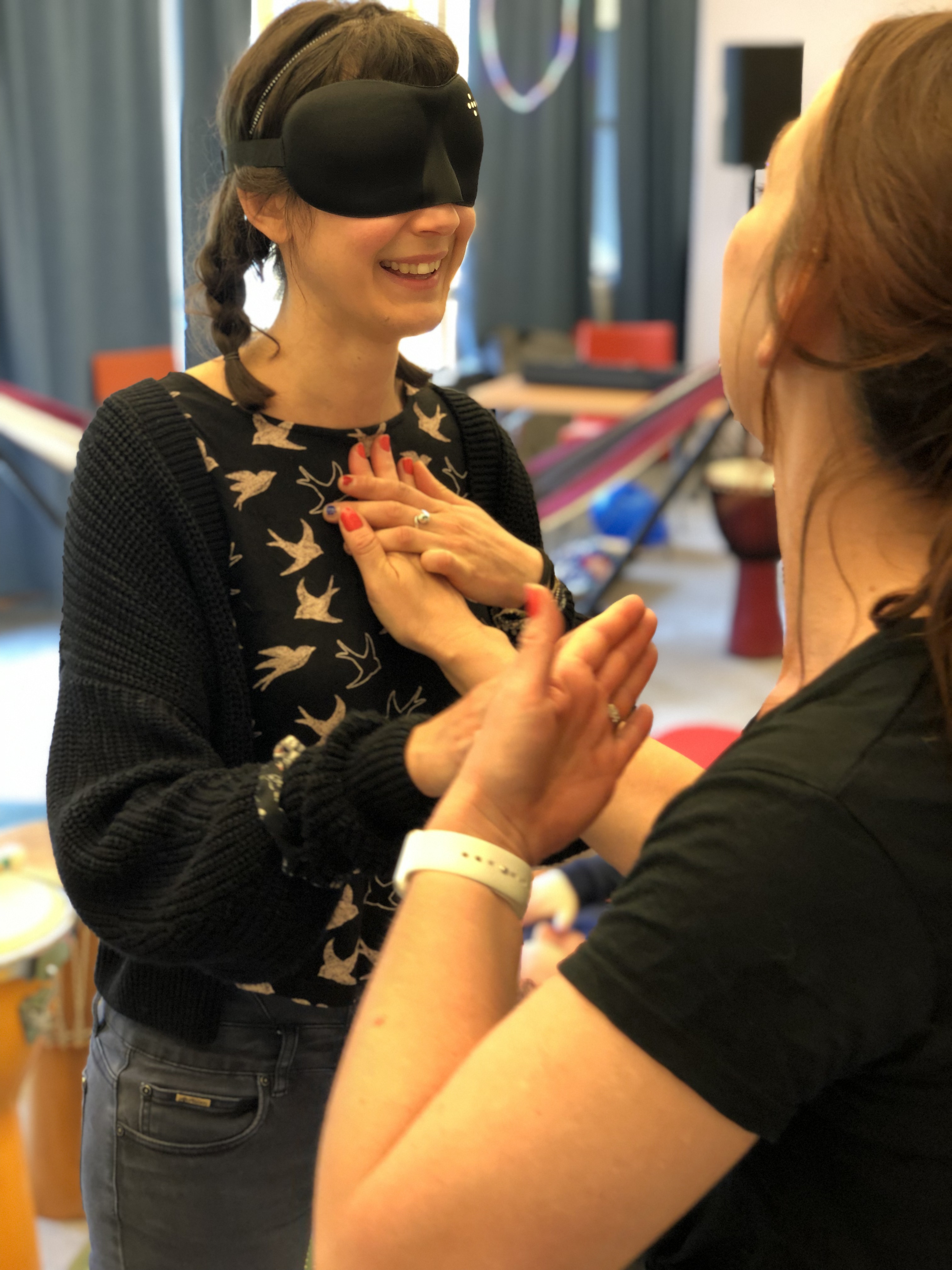 En kvinne med bind for øynene prøver taktil berøring 